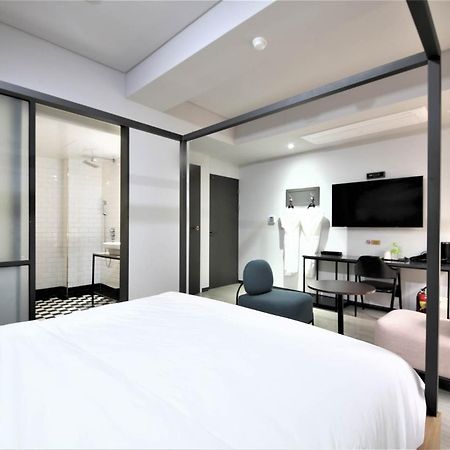 בוסאן Seomyeon Hound Hotel 1St Street מראה חיצוני תמונה